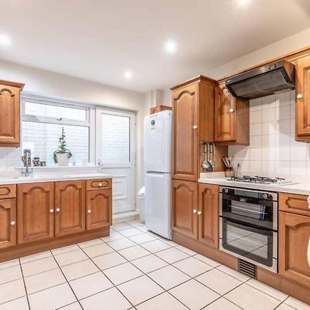 4 Bed 3 Baths In Central Windsor! Walk 2 All The Sights! Legoland 5 Min Drive Dış mekan fotoğraf