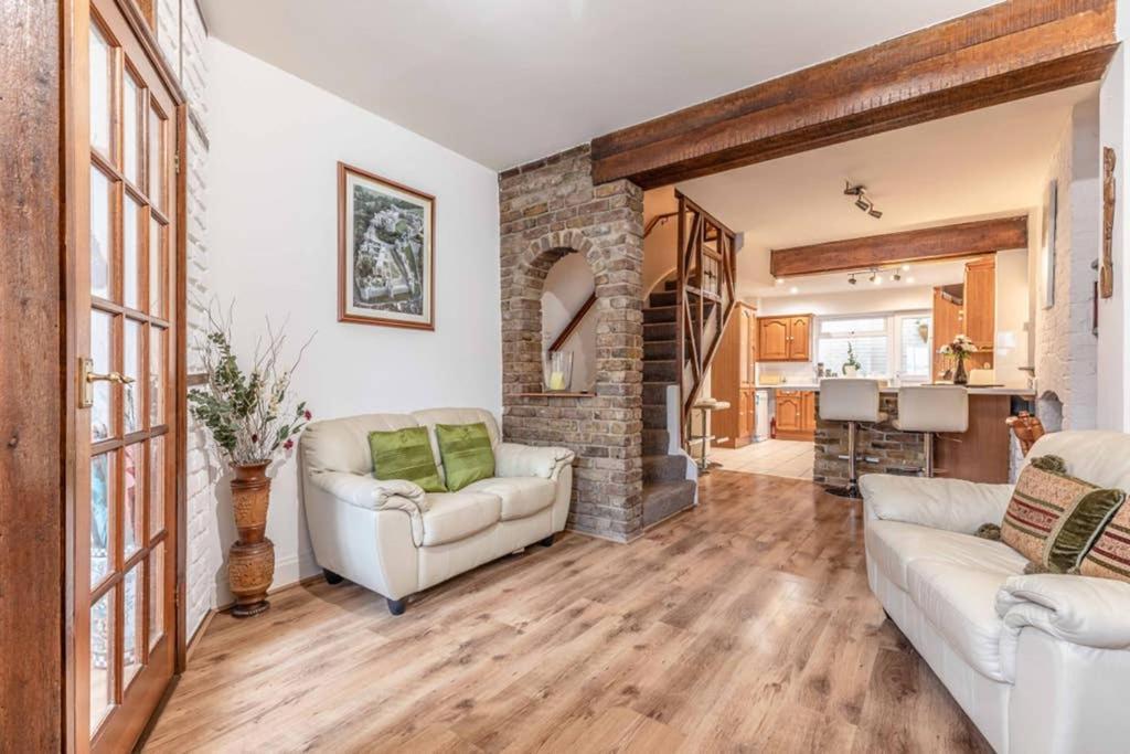 4 Bed 3 Baths In Central Windsor! Walk 2 All The Sights! Legoland 5 Min Drive Dış mekan fotoğraf