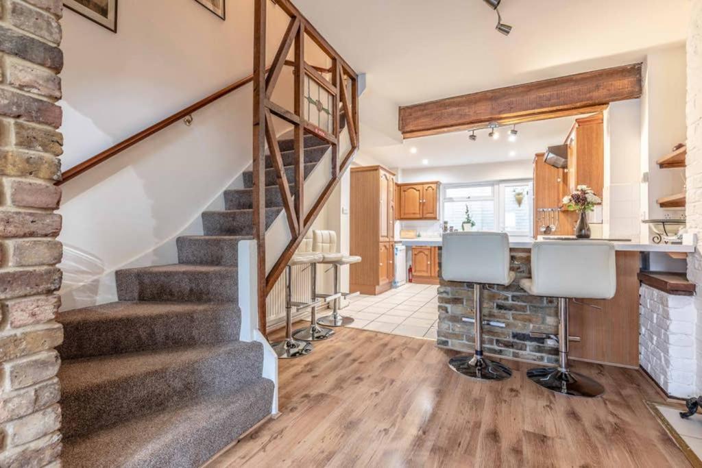 4 Bed 3 Baths In Central Windsor! Walk 2 All The Sights! Legoland 5 Min Drive Dış mekan fotoğraf