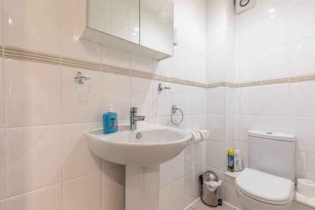 4 Bed 3 Baths In Central Windsor! Walk 2 All The Sights! Legoland 5 Min Drive Dış mekan fotoğraf